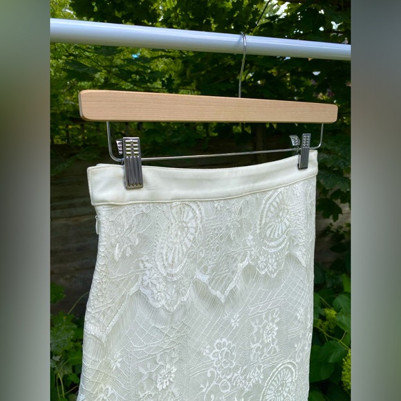 PEACEBIRD Cream Lace Topped Mini Skirt - Picture 4 of 10